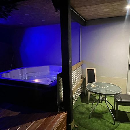דול Le Gite Du Cavalier Au Coeur De La Foret/Jacuzzi מראה חיצוני תמונה