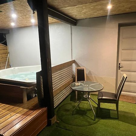 דול Le Gite Du Cavalier Au Coeur De La Foret/Jacuzzi מראה חיצוני תמונה