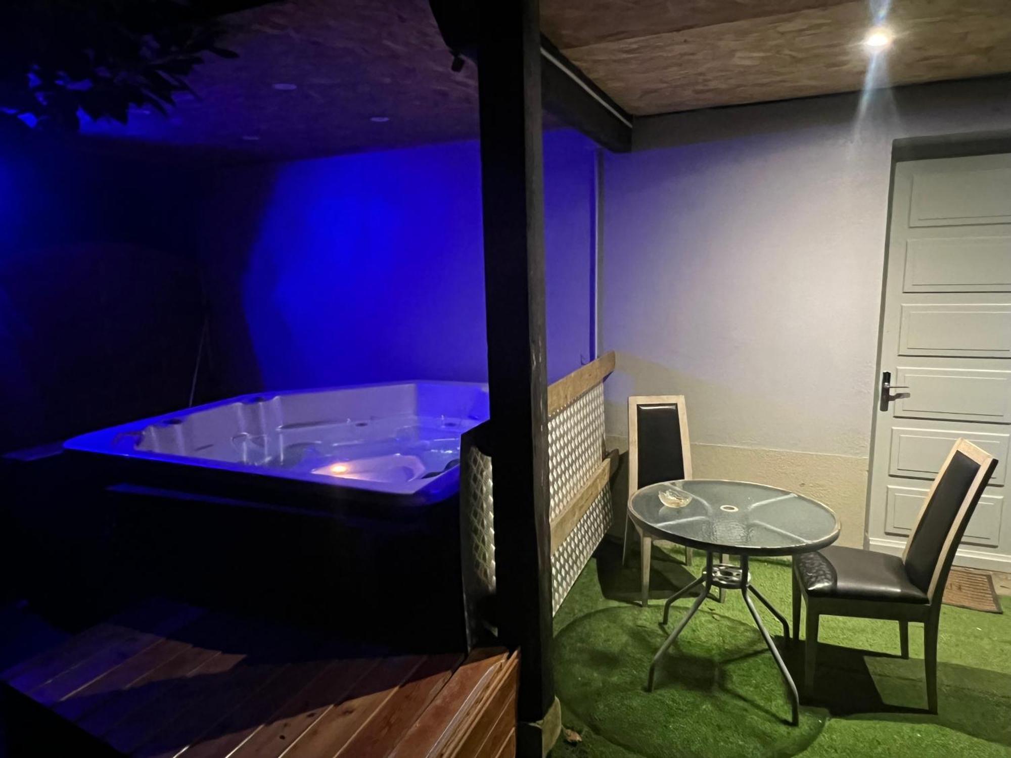 דול Le Gite Du Cavalier Au Coeur De La Foret/Jacuzzi מראה חיצוני תמונה