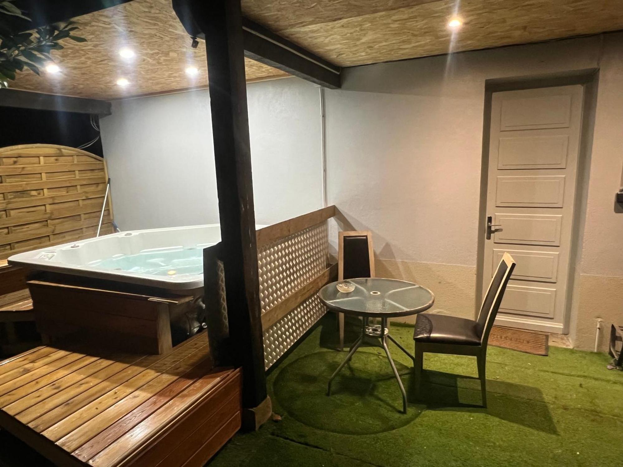 דול Le Gite Du Cavalier Au Coeur De La Foret/Jacuzzi מראה חיצוני תמונה
